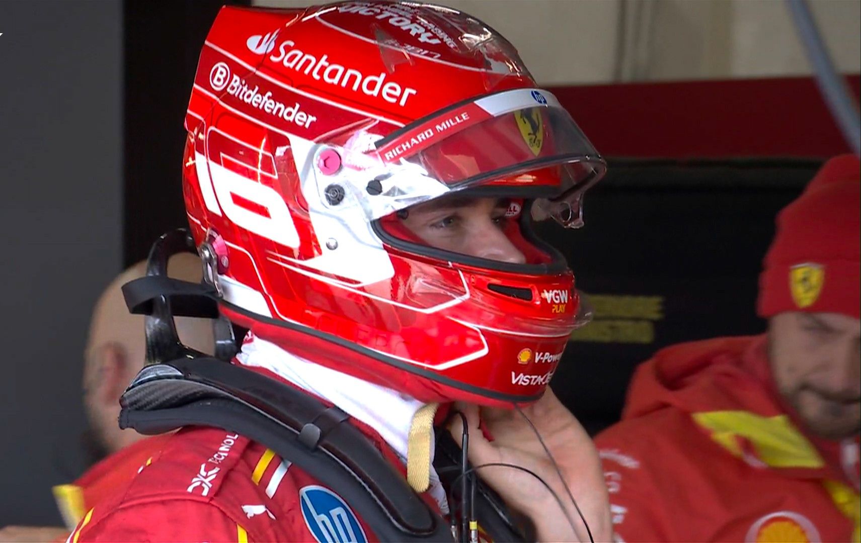 阿斯顿马丁险胜哈斯车队，佩雷兹点燃赛场