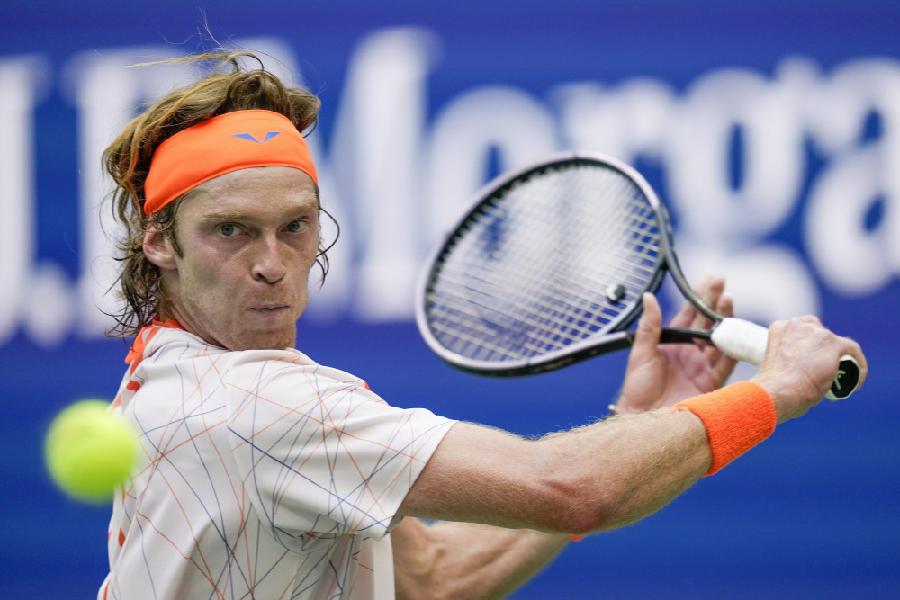 包含美网鏖战拉沃尔杯，梅德韦杰夫高光表现的词条