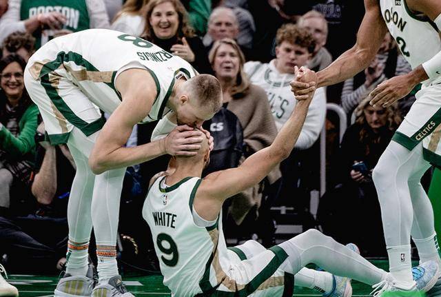 凯尔特人队客场爆冷,逆转击败对手 凯尔特人队客场爆冷,逆转击败对手