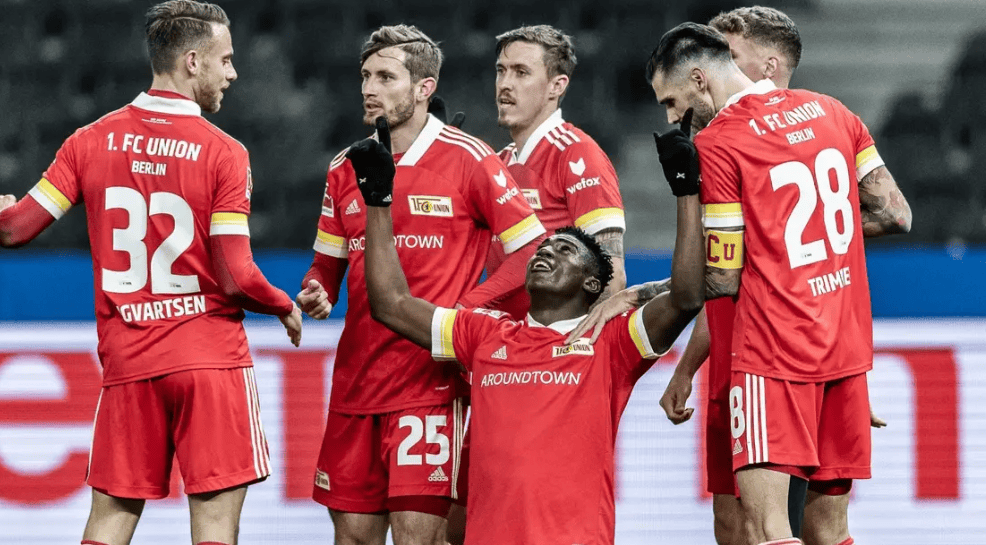 包含門兴格拉德巴赫队客场大胜，重返德甲前十位的词条