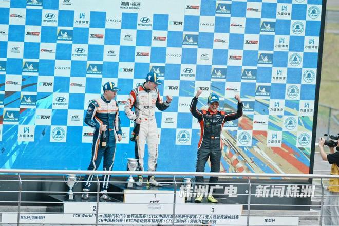 激烈交锋后中国队力压对手，登上领奖台的简单介绍