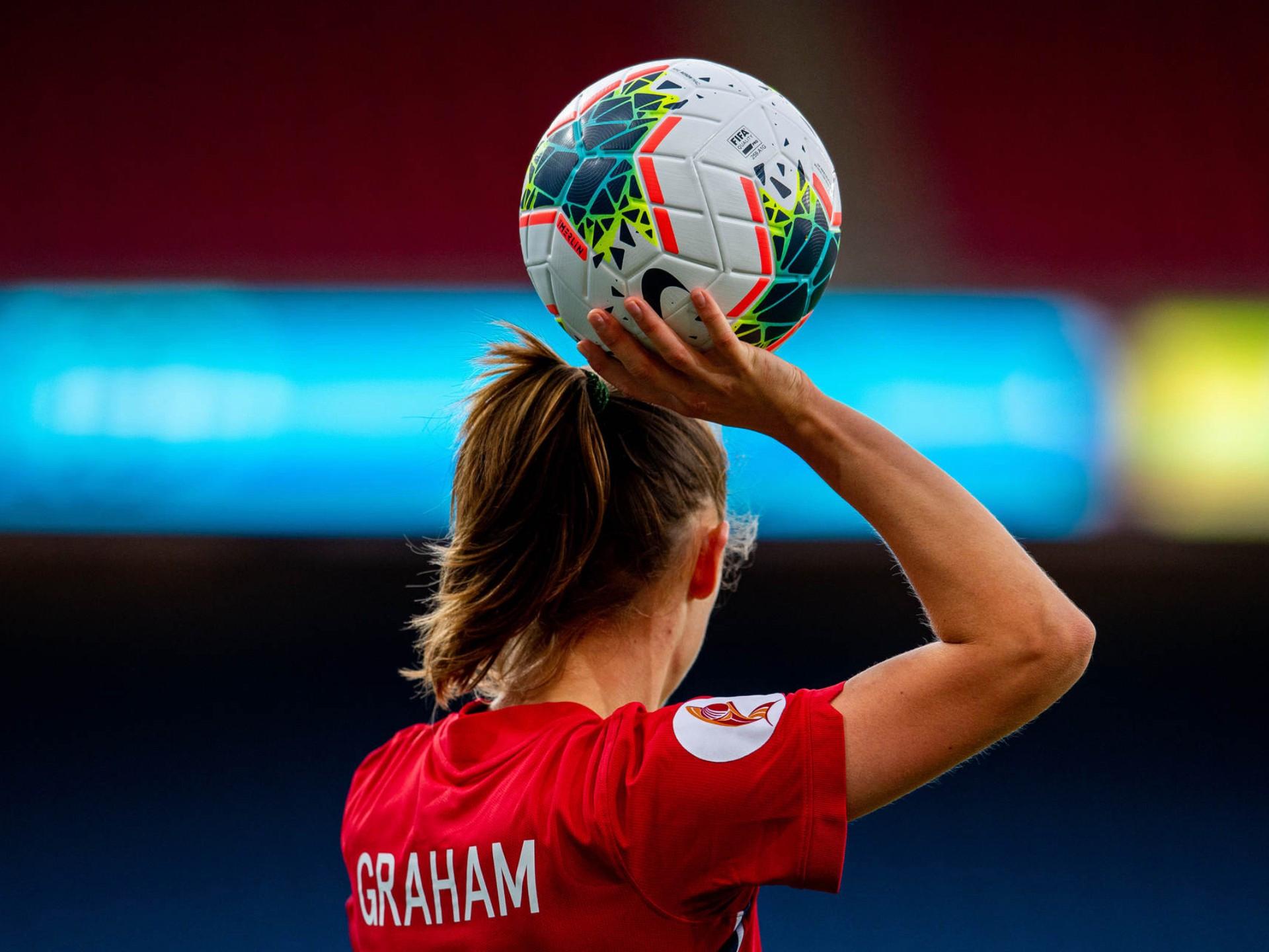 巴西女足队长因伤退出比赛，球队备战受影响的简单介绍