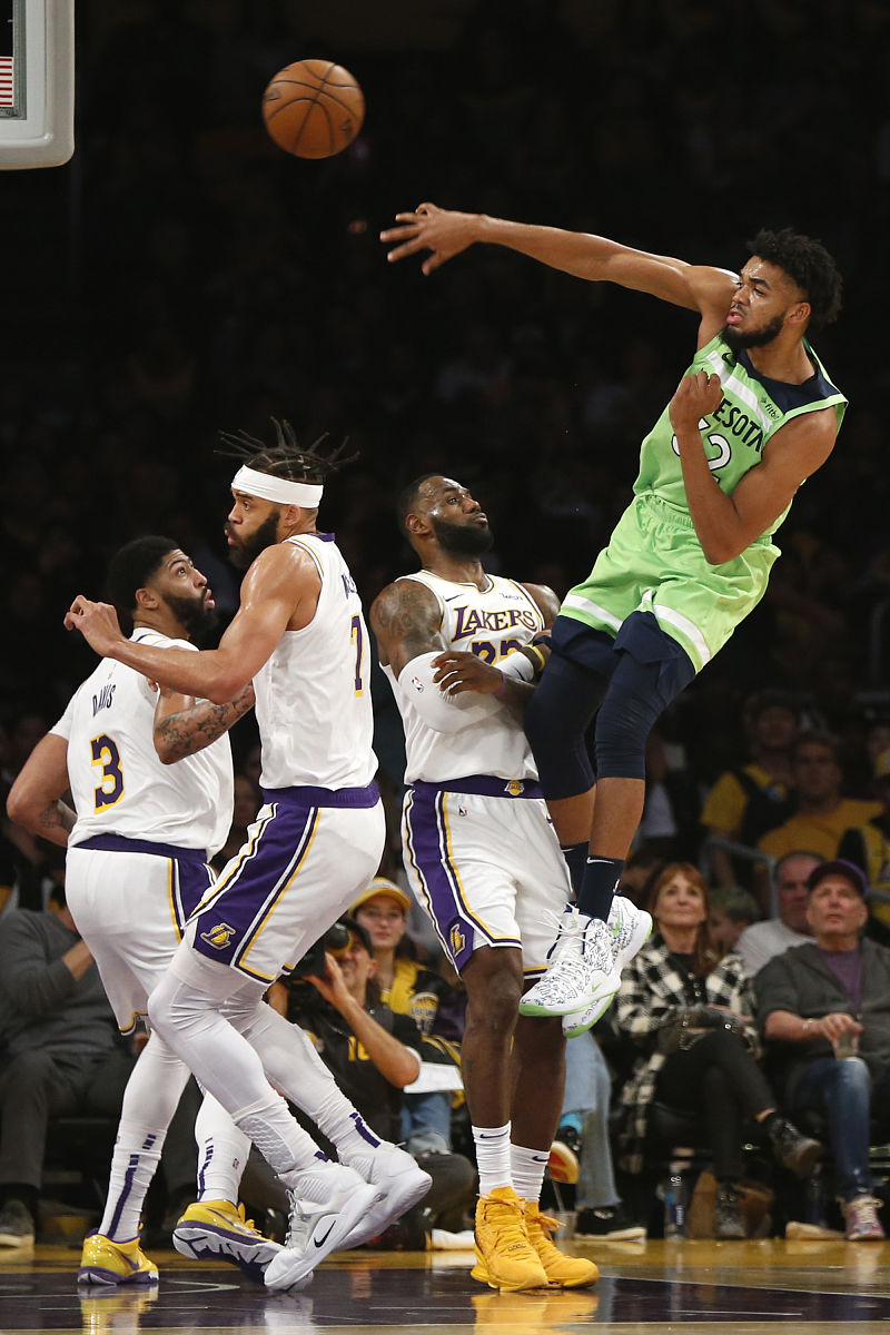 球队势如破竹,篮球赛场上一路高歌猛进 球队势如破竹,篮球赛场上一路高歌猛进