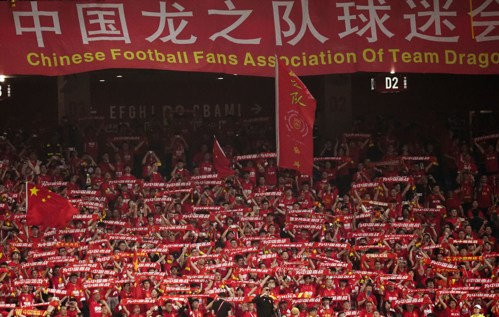 包含体育赛事战况激烈，全球球迷欢声笑语的词条