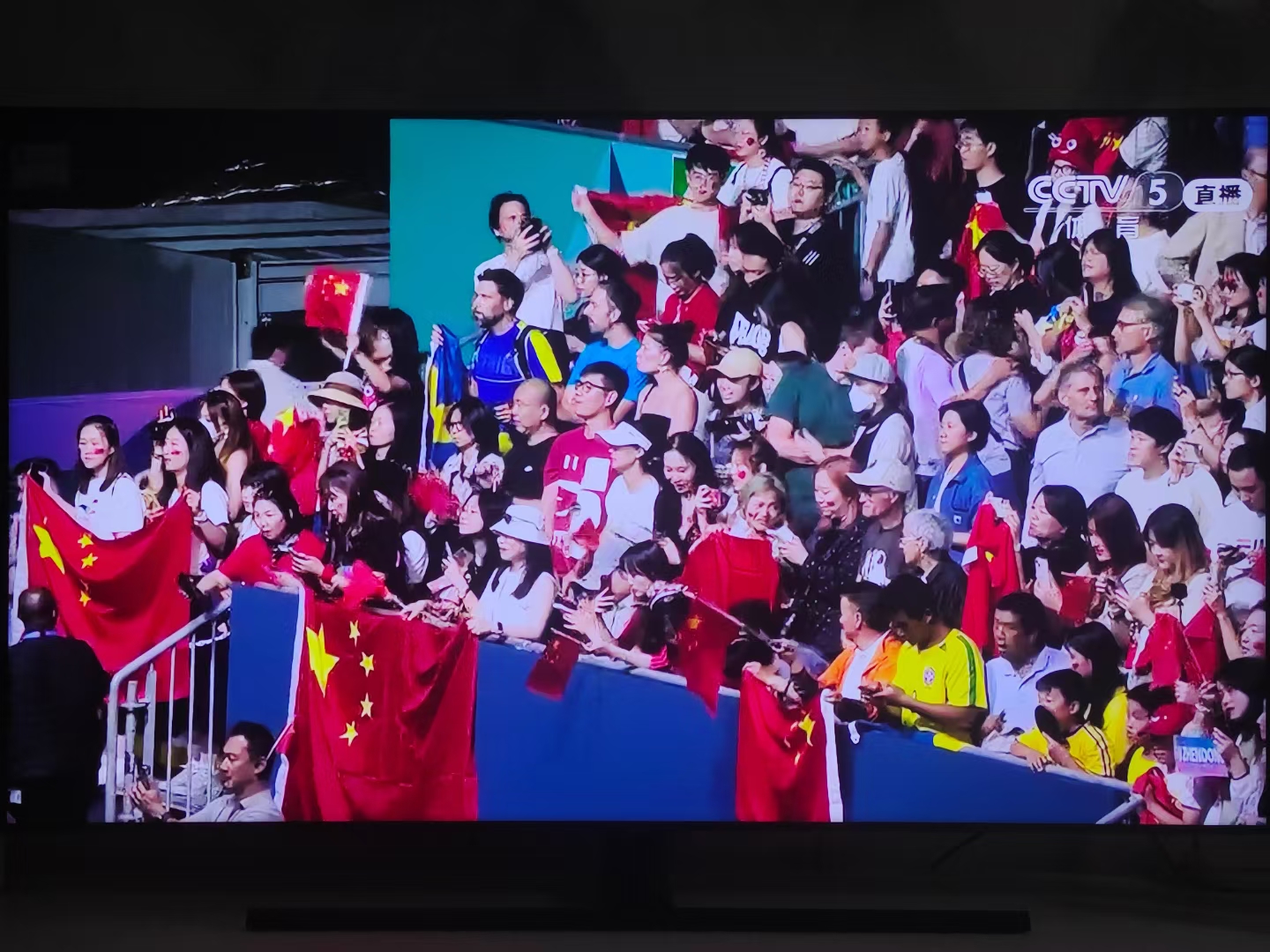 包含体育赛事战况激烈，全球球迷欢声笑语的词条