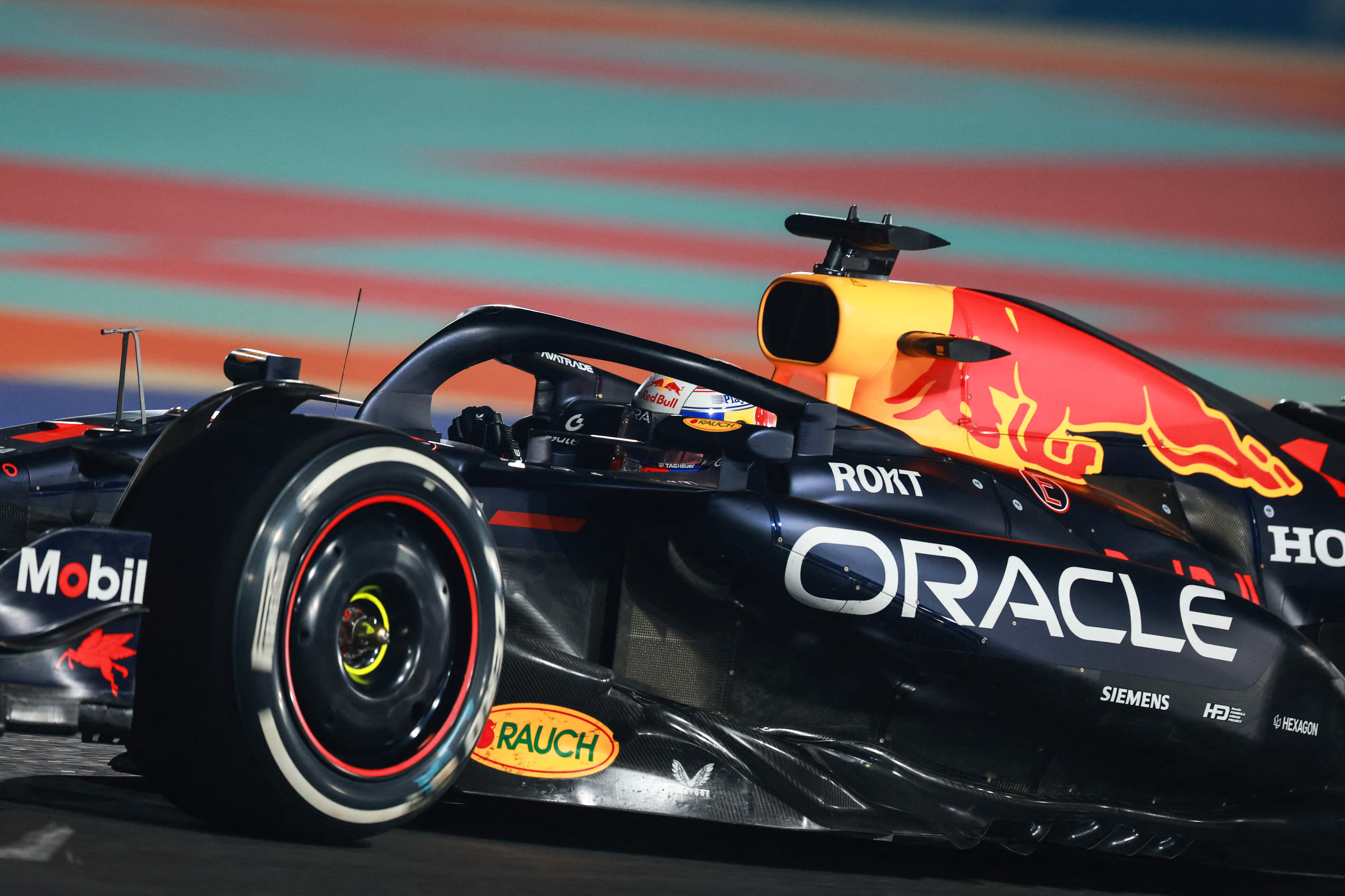 包含阿斯顿马丁轻取红牛二队，塞恩斯状态火热的词条