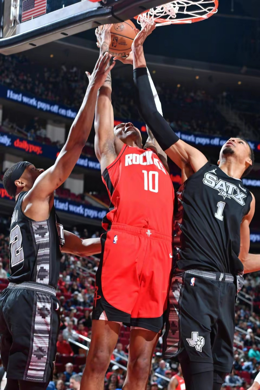 马刺终结连败，客场豪取胜利