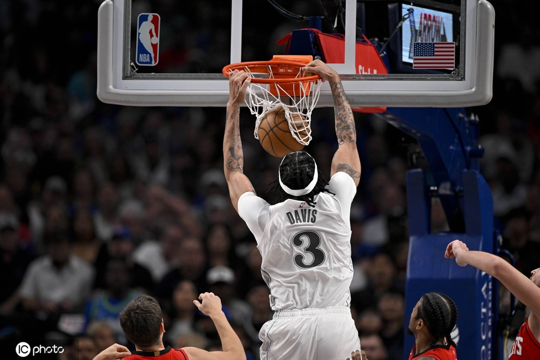 包含独行侠逆转步行者，浓眉高光表现的词条