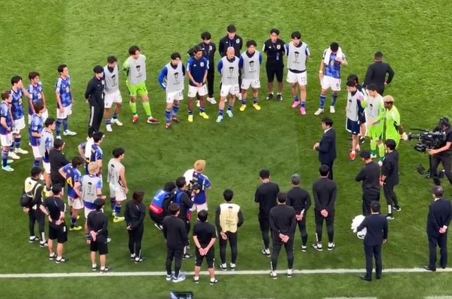 关于角逐激烈：国内足球联赛发生争夺榜首之战的信息