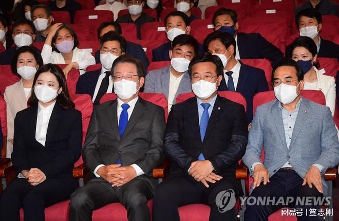 韩国羽毛球队轻取丹麦羽毛球队，陶菲克制霸全场的简单介绍