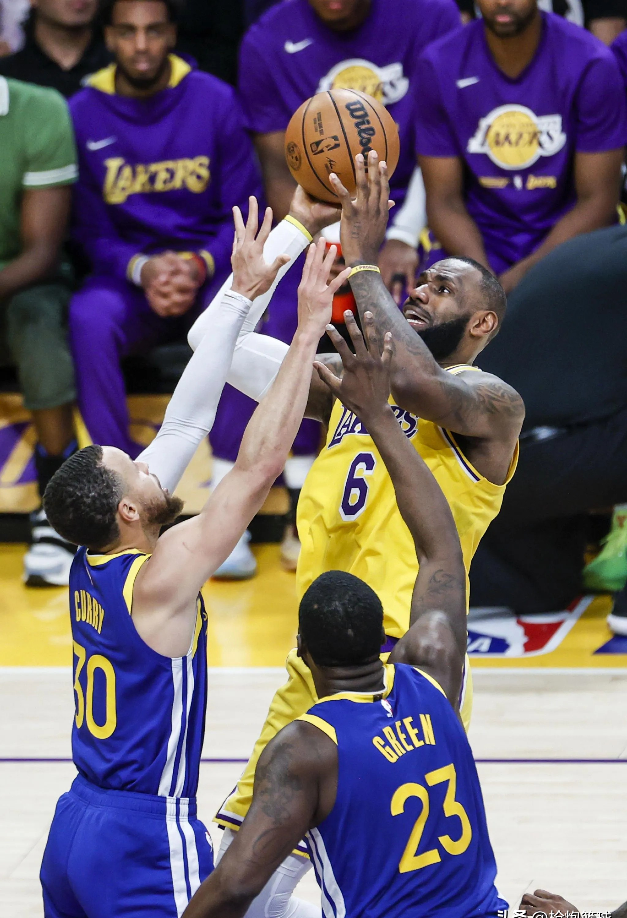 热火客场击败雄鹿，豪取六连胜的简单介绍